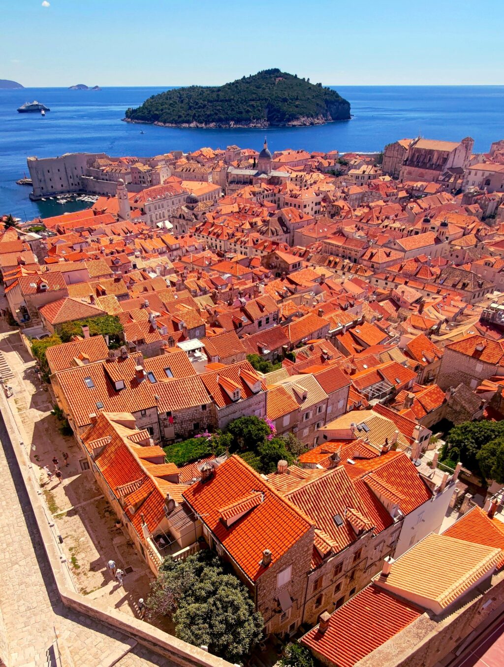 絶景のドブロブニクとアドリア海 | 城壁とケーブルカーで旧市街を一望！まるで映画の世界【クロアチア・ドブロブニク】 | Marhaba!